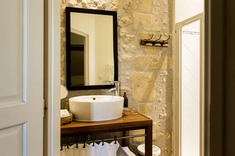 Triple Room | Bathroom sink