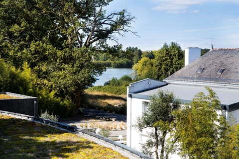 Exclusive Room, 1 Queen Bed (Twin bed on request) | In-room safe, desk, blackout drapes, soundproofing