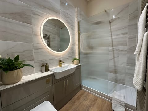 Luxury Suite | Bathroom | Combined shower/tub, free toiletries, hair dryer, towels