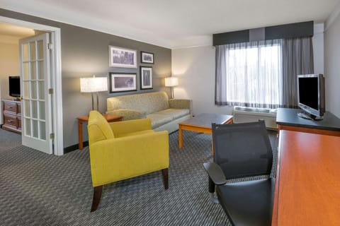 Deluxe Suite, 1 King Bed, Non Smoking | Pillowtop beds, desk, laptop workspace, blackout drapes