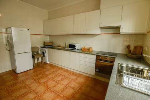 Comfort House, 6 Bedrooms | Private kitchen | Full-size fridge, microwave, oven, stovetop