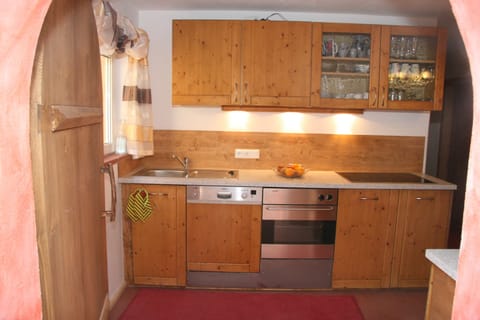 Family Apartment (Gewölbekeller) | Private kitchen | Full-size fridge, microwave, oven, stovetop