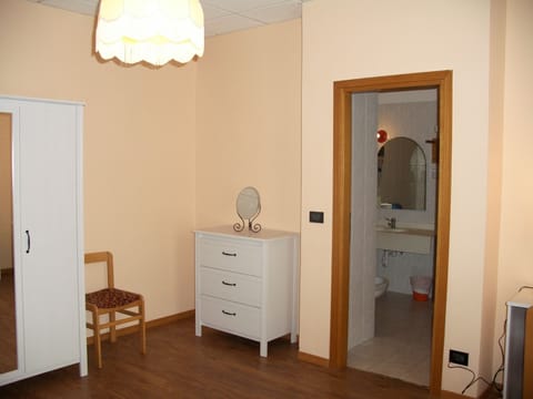 Double or Twin Room | In-room safe, desk, free cribs/infant beds, bed sheets