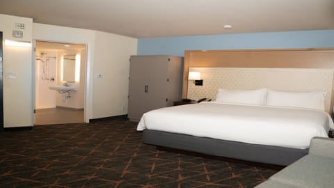 Suite, 1 King Bed | In-room safe, desk, laptop workspace, blackout drapes