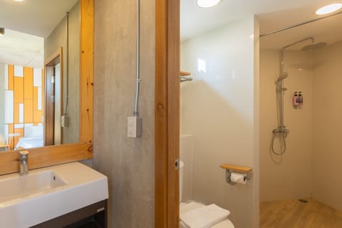 Deluxe Triple Room | Bathroom | Shower, rainfall showerhead, free toiletries, hair dryer