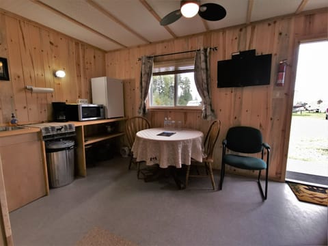 Deluxe Cabin, 1 Queen Bed | Private kitchenette