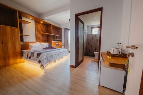 Standard Room, 1 King Bed | Room amenity