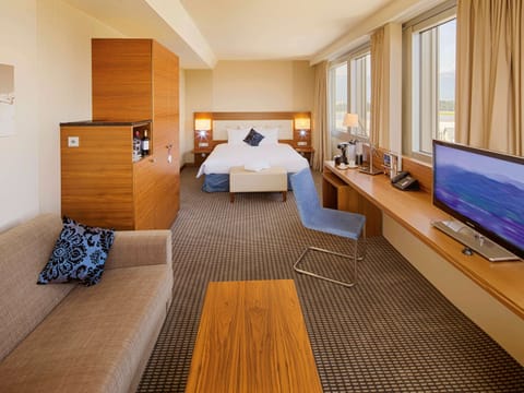 Premium Room, 1 King Bed | Premium bedding, minibar, in-room safe, desk