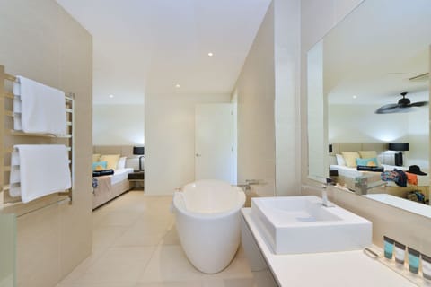 Sun Deck 2 Bedroom Apartment | Bathroom | Separate tub and shower, free toiletries, towels