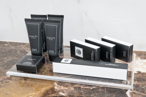 Grand Junior Suite | Bathroom | Eco-friendly toiletries, hair dryer, slippers, bidet