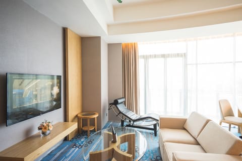 Executive Suite | Minibar, in-room safe, individually furnished, desk