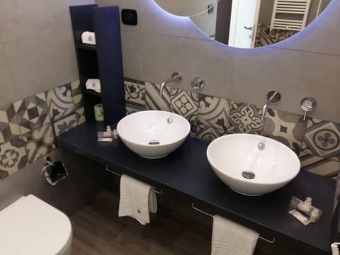 Deluxe Double or Twin Room | Bathroom | Shower, hair dryer, bidet, towels