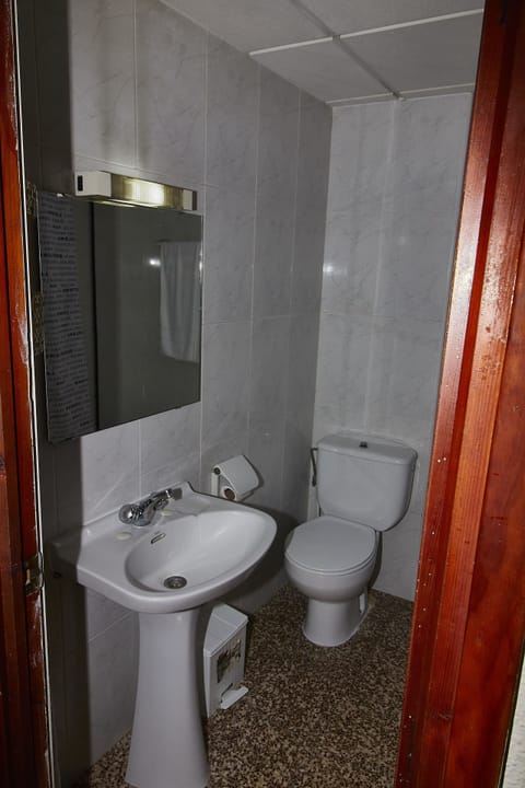 Single Room | Bathroom | Shower, bidet, towels