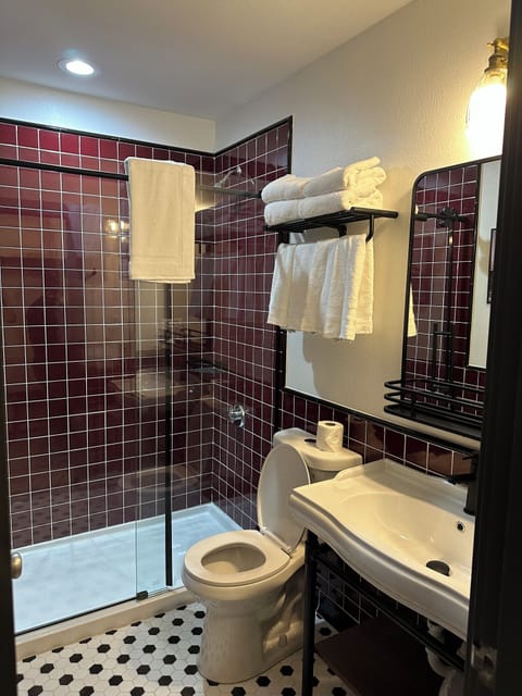 Premier Room 2 Double Beds | Bathroom | Shower, hair dryer, towels, shampoo