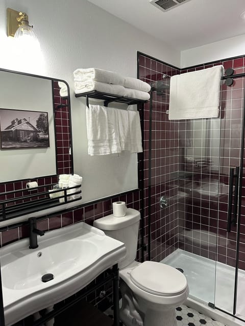 Premier Room 2 Double Beds | Bathroom | Shower, hair dryer, towels, shampoo