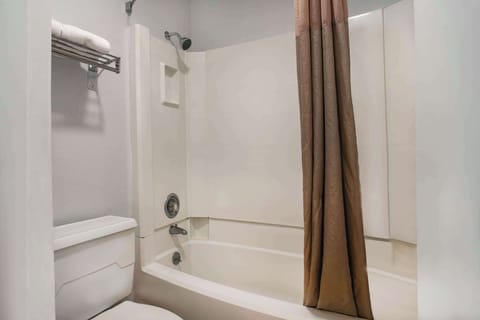 Combined shower/tub, towels