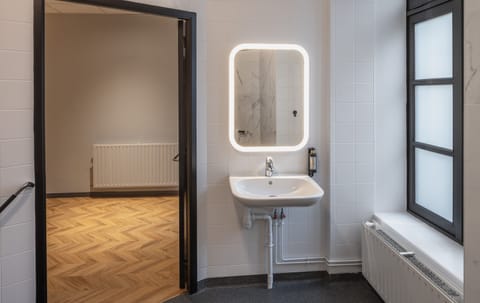 Privilege Quadruple Room | Bathroom | Free toiletries, towels