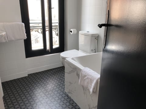 Privilege Double Room | Bathroom | Free toiletries, towels