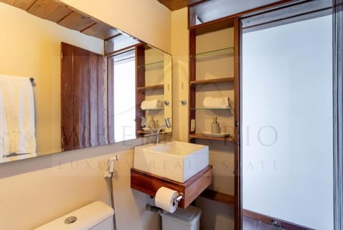 Suite Elis Regina | Bathroom | Shower, towels