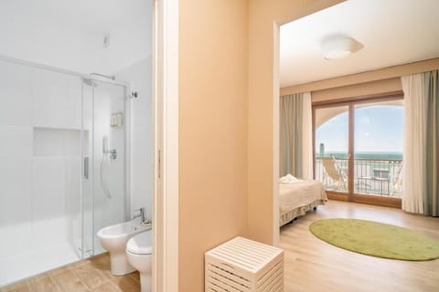 Frette Italian sheets, premium bedding, pillowtop beds, minibar