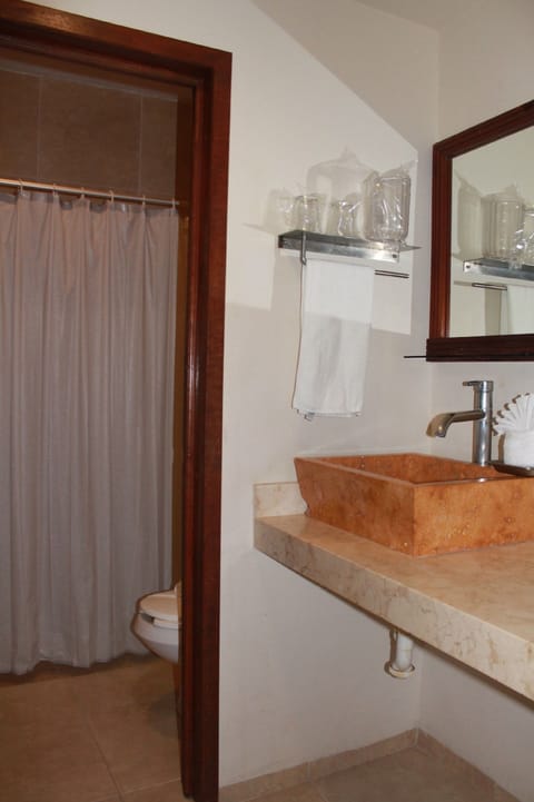 Castle Room | Bathroom | Shower, free toiletries, hair dryer, towels