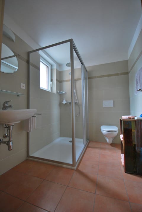 Apartment | Bathroom | Shower, free toiletries, hair dryer, towels
