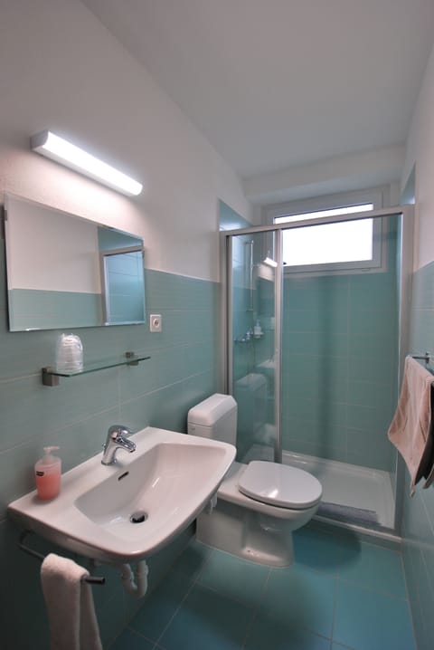 Economy Triple Room | Bathroom | Shower, free toiletries, hair dryer, towels