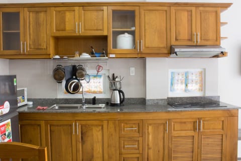 Standard Studio | Private kitchenette | Fridge, stovetop, electric kettle, cookware/dishes/utensils