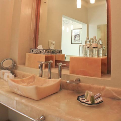 Junior Suite (Double) | Bathroom | Shower, hair dryer, towels