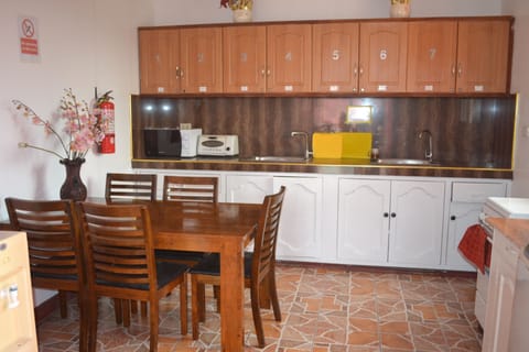 Standard Double Room | Shared kitchen | Full-size fridge, microwave, oven, stovetop