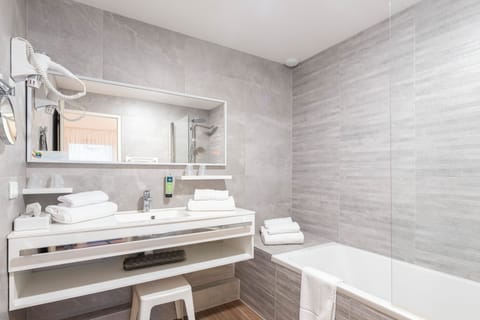 Family Quadruple Room | Bathroom | Rainfall showerhead, hair dryer, towels
