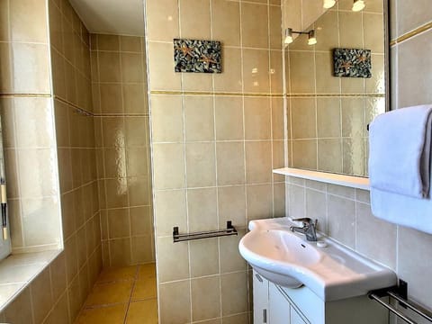 Standard Quadruple Room | Bathroom | Shower, free toiletries, towels