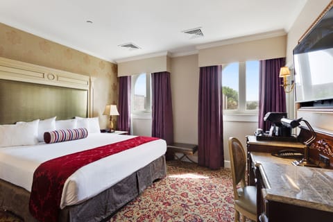 Deluxe Room, 1 King Bed | In-room safe, desk, blackout drapes, iron/ironing board