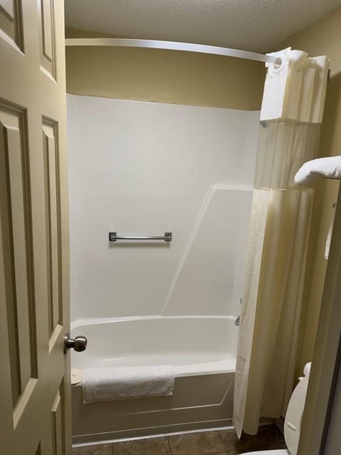 Combined shower/tub, towels