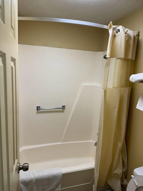 Combined shower/tub, towels