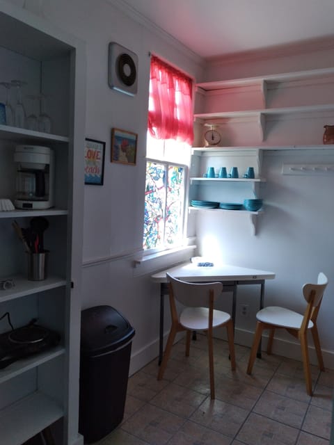 Room (Wisteria cottage ) | Private kitchen | Coffee/tea maker