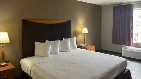 Deluxe Room, 1 King Bed, Accessible, Non Smoking | Desk, free WiFi, bed sheets, alarm clocks