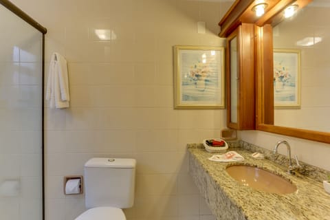 Apartment, 2 Bedrooms (Condominio Clube Atlantico) | Bathroom | Shower, free toiletries, hair dryer, towels