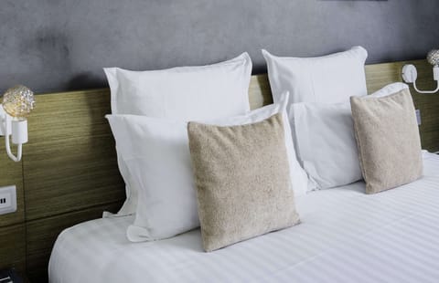 Superior Room, 1 King Bed, Non Smoking, Pool View | Premium bedding, memory foam beds, in-room safe, desk