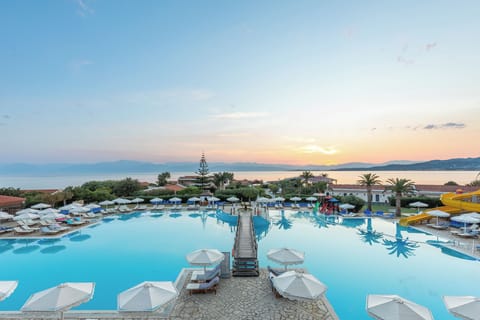 6 outdoor pools, pool umbrellas, sun loungers