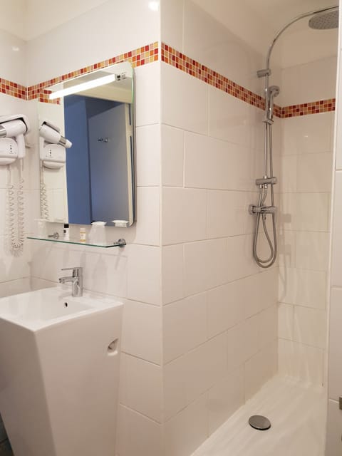 Superior Room, 1 Double Bed | Bathroom | Combined shower/tub, deep soaking tub, towels