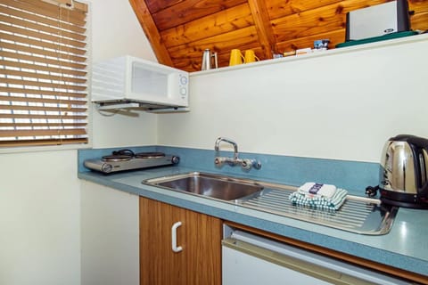 Twin Studio | Private kitchenette | Fridge, microwave, coffee/tea maker