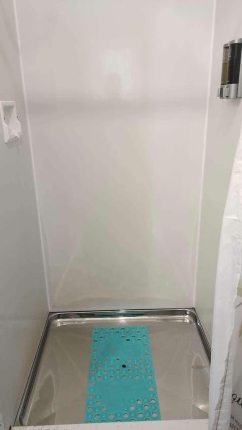 Studio | Bathroom | Shower, rainfall showerhead, free toiletries, hair dryer