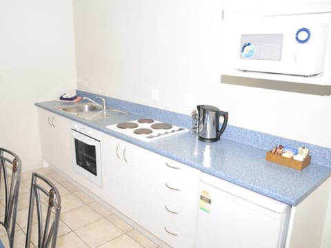 2 Bedroom Spa Suite | Private kitchenette | Fridge, microwave, stovetop, coffee/tea maker