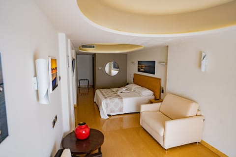 Junior Suite | Premium bedding, down comforters, pillowtop beds, minibar