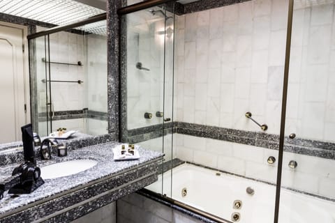 Suite | Bathroom | Free toiletries, hair dryer, towels