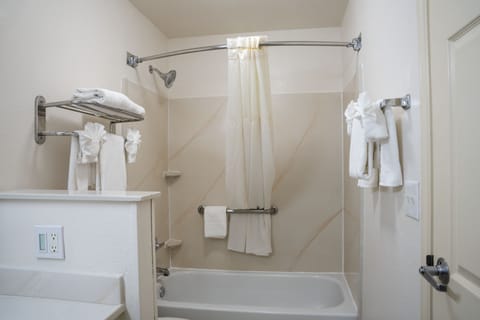 Combined shower/tub, free toiletries, hair dryer, towels