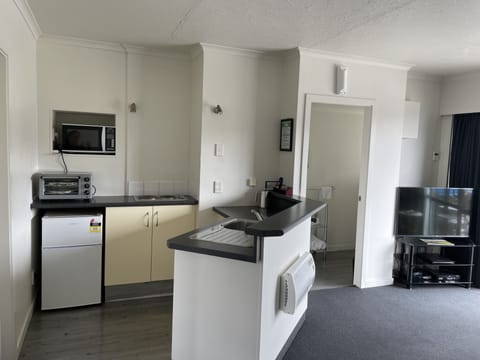 Comfort Apartment, 2 Bedrooms | Private kitchen | Fridge, microwave, stovetop, coffee/tea maker