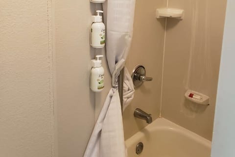 Combined shower/tub, free toiletries, hair dryer, towels