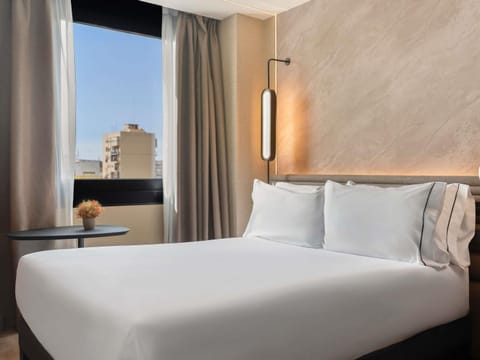 Standard Room, 1 Queen Bed | Minibar, soundproofing, free WiFi, bed sheets